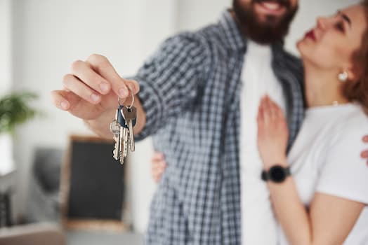 Pareja mudándose y divirtiéndose